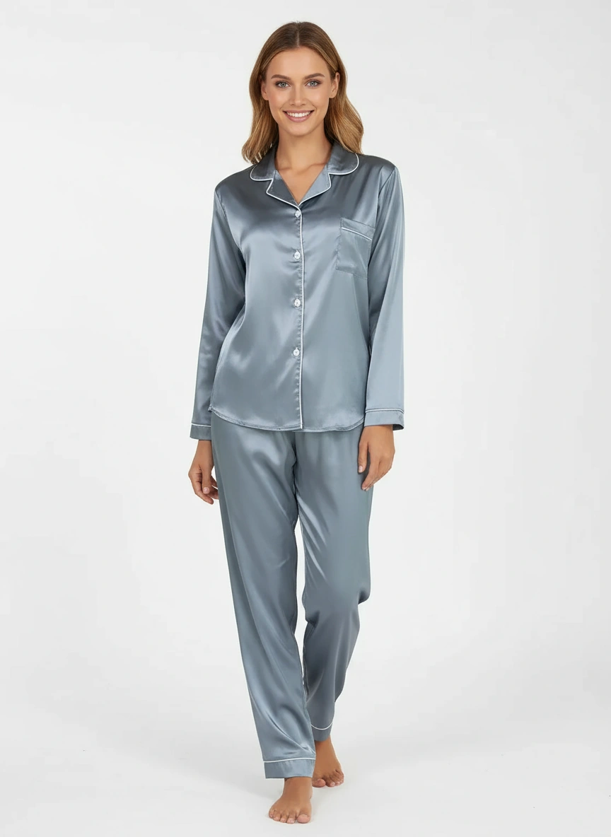 Damen Pyjama Set aus Satin in Grau mit langen Ärmeln und Knopfleiste, perfekt für erholsame Nächte und elegante Loungewear.