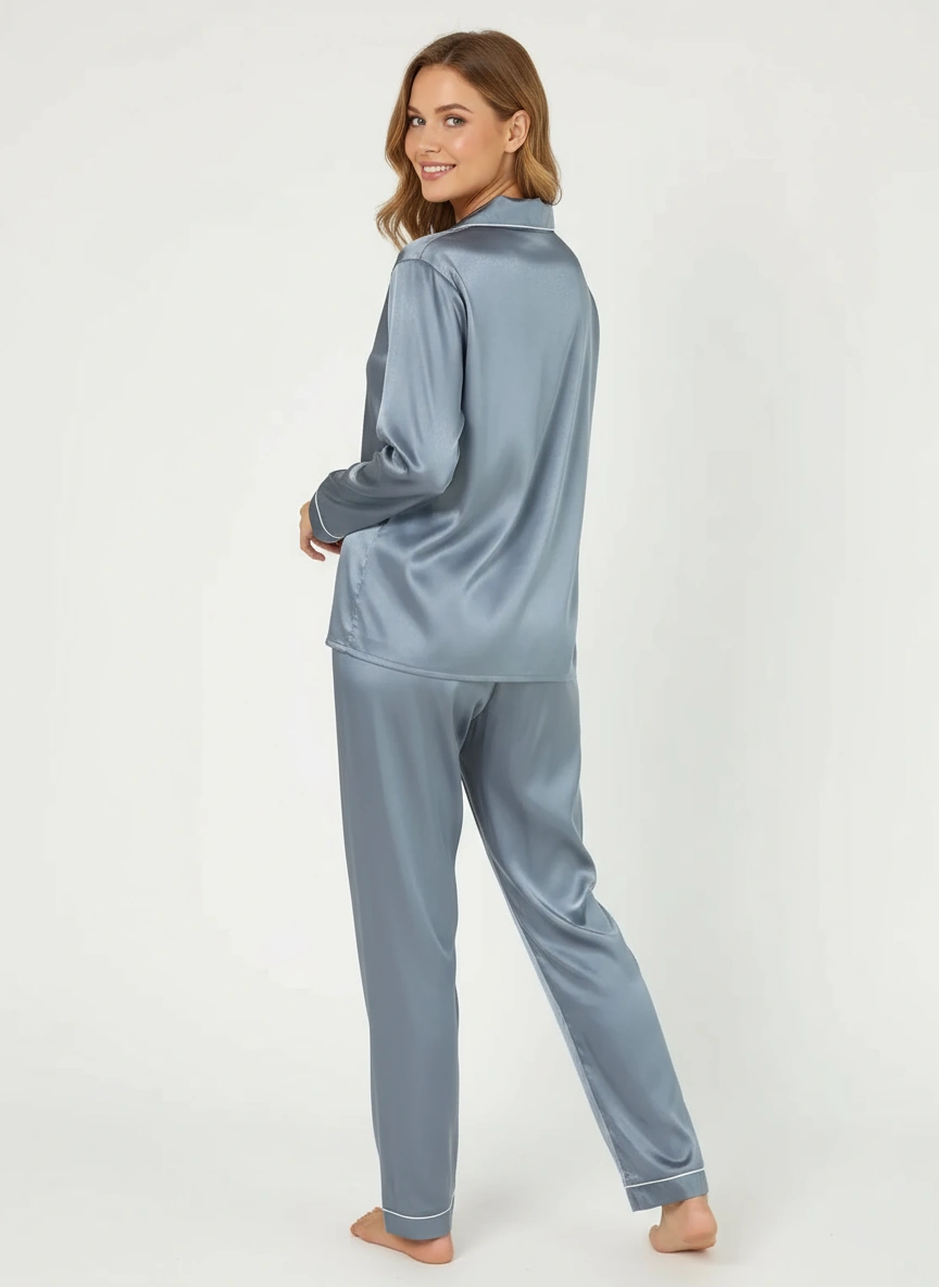 Damen Pyjama Set aus Satin in Grau mit langen Ärmeln und Knopfleiste, perfekt für erholsame Nächte und elegante Loungewear.