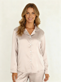 Damen Pyjama Set aus Satin in Beige mit langen Ärmeln und Knopfverschluss, ideal zum Schlafen und Entspannen in elegantem Stil.