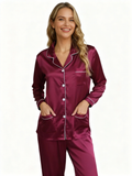 Damen Satin Pyjama Set in Bordeauxrot mit langen Ärmeln und Knopfleiste, ideal zum Schlafen und stilvollen Entspannen.