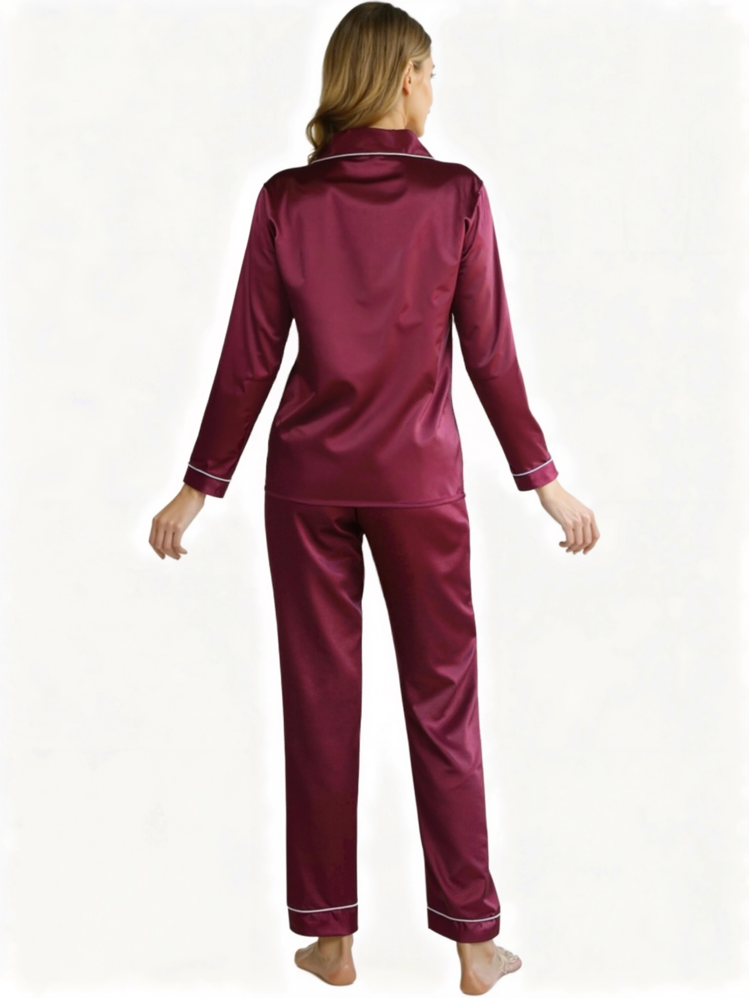 Damen Satin Pyjama Set in Bordeauxrot mit langen Ärmeln und Knopfleiste, ideal zum Schlafen und stilvollen Entspannen.