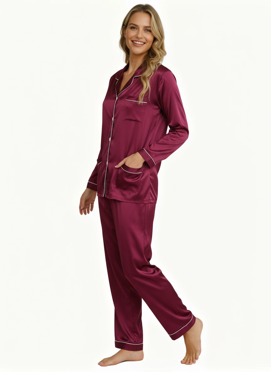 Damen Satin Pyjama Set in Bordeauxrot mit langen Ärmeln und Knopfleiste, ideal zum Schlafen und stilvollen Entspannen.