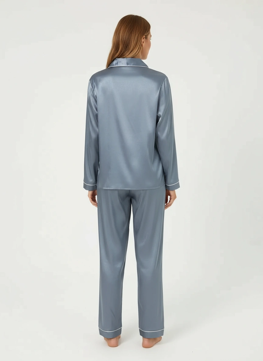 Damen Pyjama Set aus Satin in Grau mit langen Ärmeln und Knopfleiste, perfekt für erholsame Nächte und elegante Loungewear.