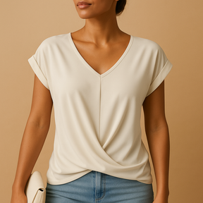 https://cdn.shopify.com/s/files/1/0910/7918/0552/files/v-hals-blouse-met-flatterende-pasvorm-voor-dames1.png?v=1746387167